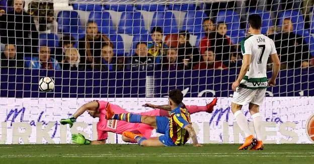 Roger Martí bate a Dmitrovic durante el partido contra el Eibar. 