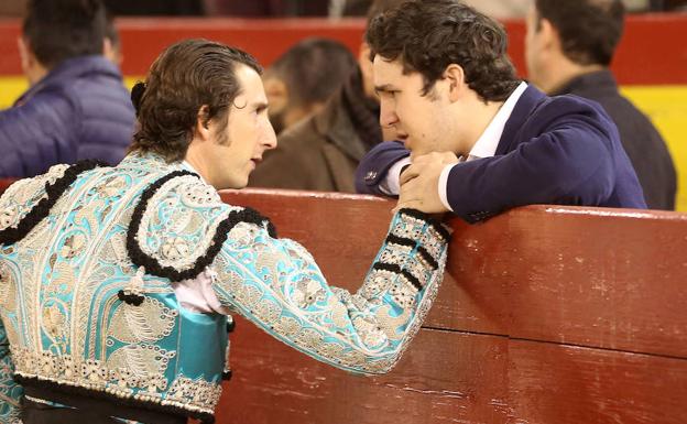 Felipe Juan Froilán de Marichalar y Borbón conversa con el banderillero Javier Ambel la tarde del domingo en la plaza de Toros de Valencia.