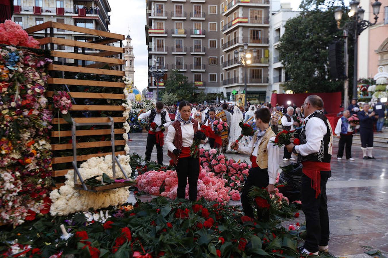 Fotos: Segundo día de la Ofrenda de flores a la Virgen de los Desamparados