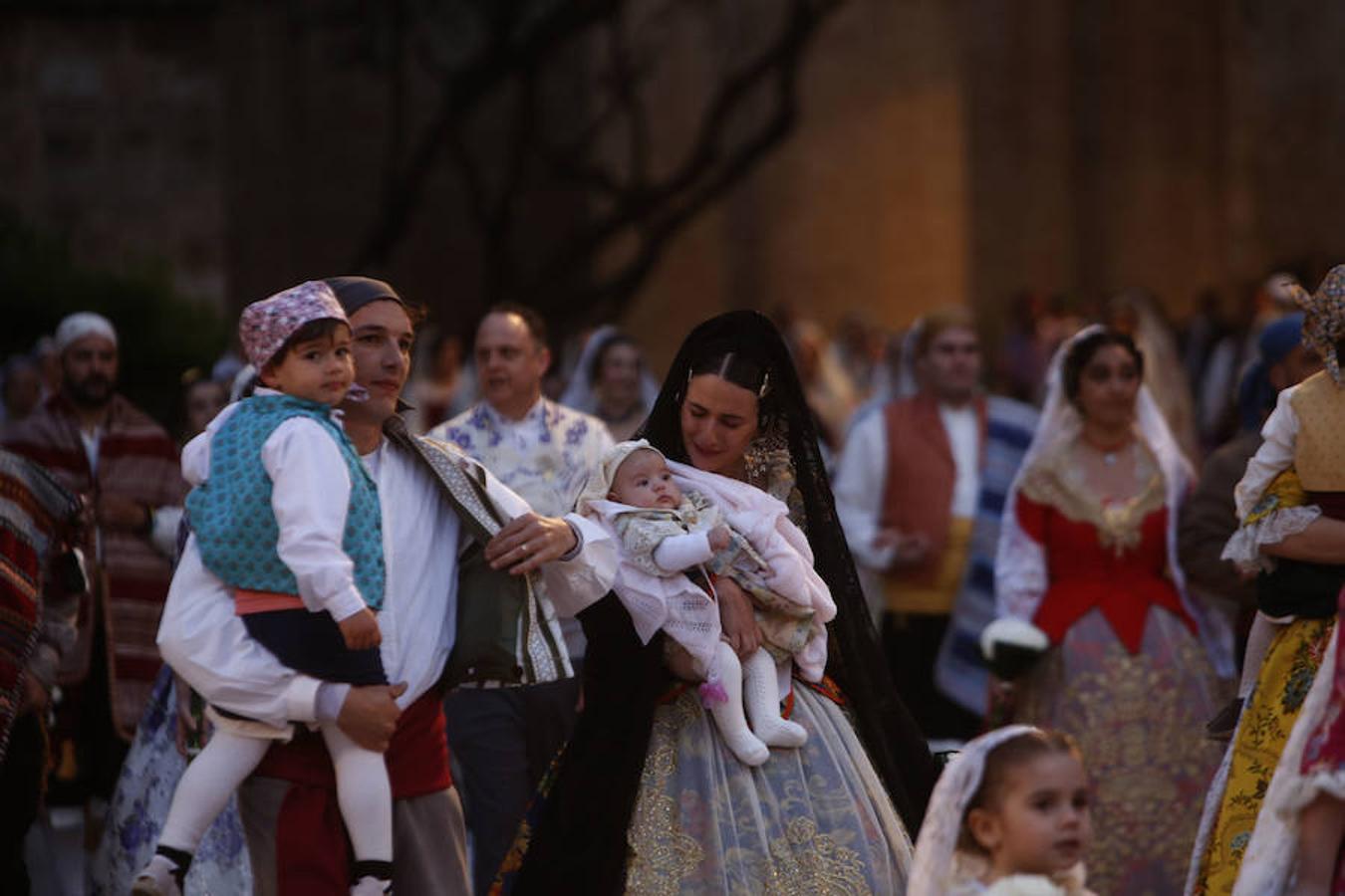 Fotos: Segundo día de la Ofrenda de flores a la Virgen de los Desamparados