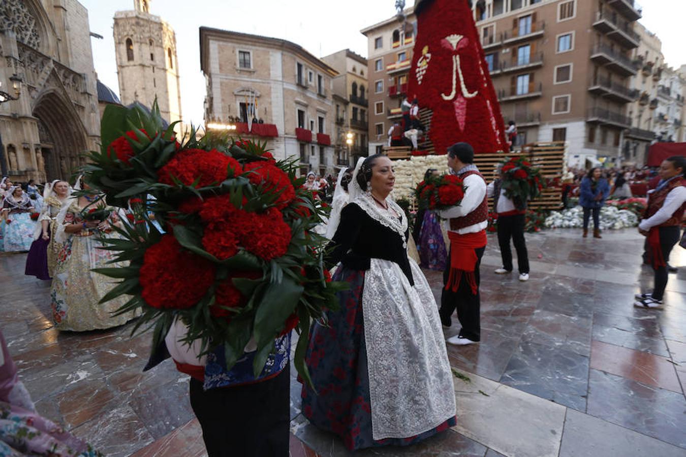 Fotos: Segundo día de la Ofrenda de flores a la Virgen de los Desamparados