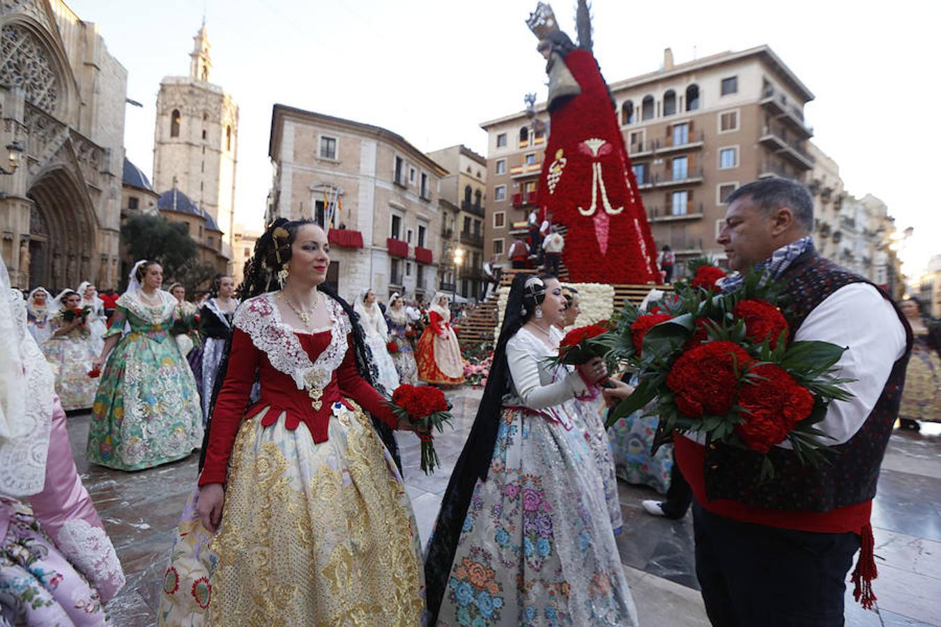 Fotos: Segundo día de la Ofrenda de flores a la Virgen de los Desamparados