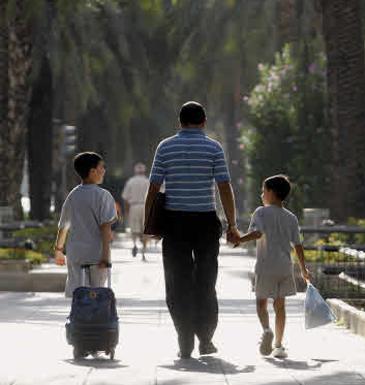 Padre acompaña a sus hijos al colegio. Imagen de archivo.