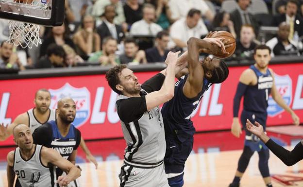 Pau Gasol tapona a Andrew Wiggins.