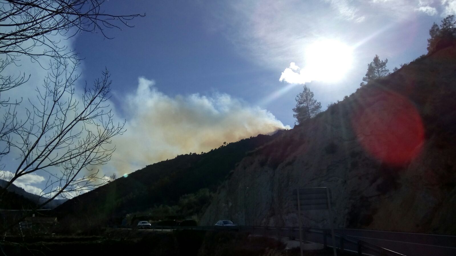 Efectivos aéreos y terrestres de bomberos trabajan en la extinción de un incendio en Montán