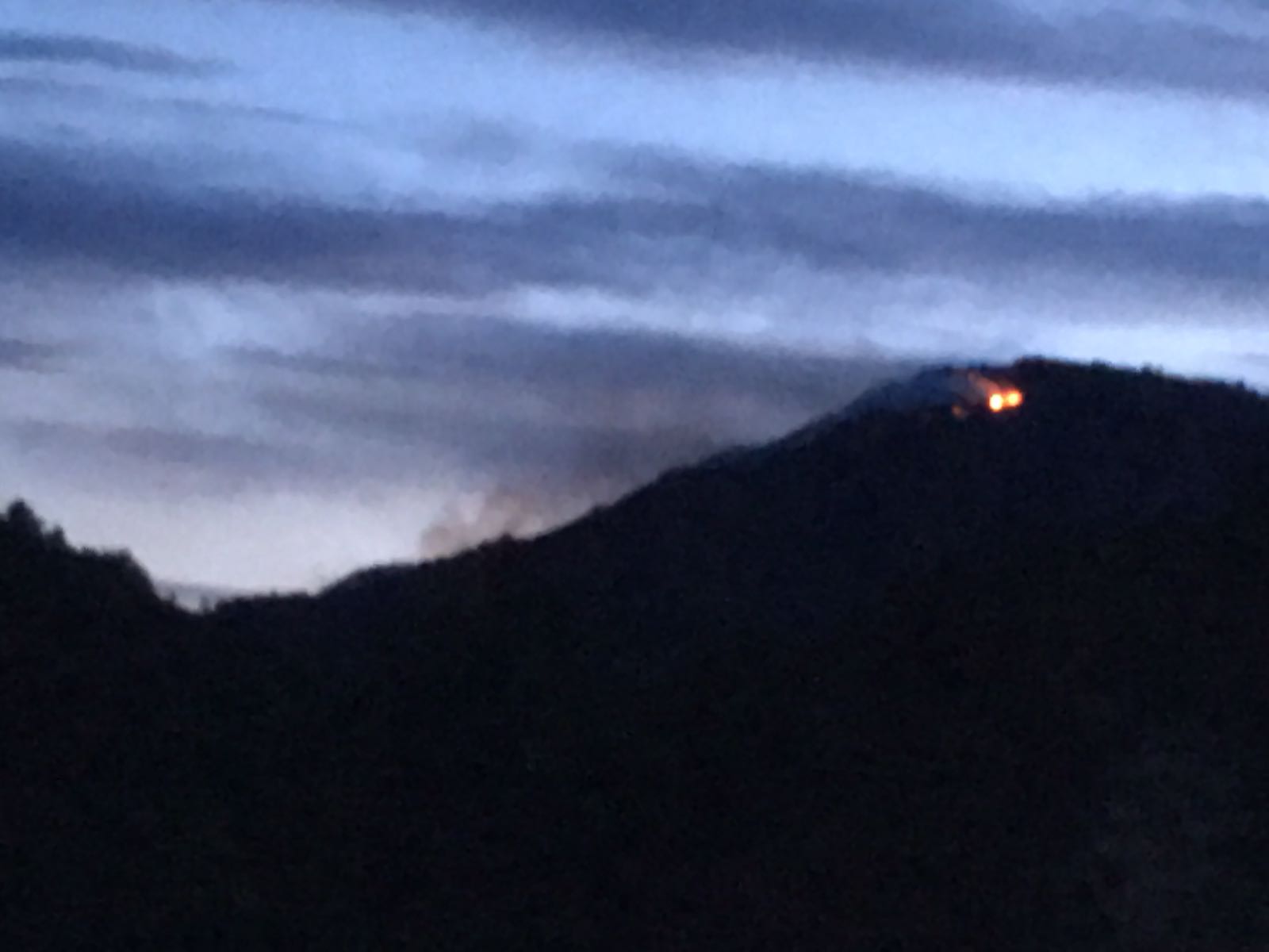 Efectivos aéreos y terrestres de bomberos trabajan en la extinción de un incendio en Montán