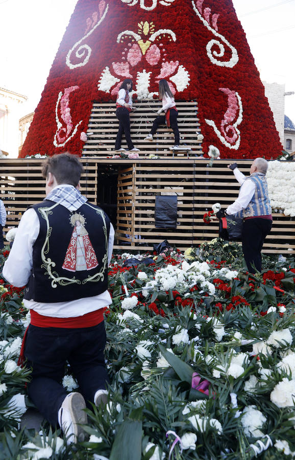 Fotos: Segundo día de la Ofrenda de flores a la Virgen de los Desamparados