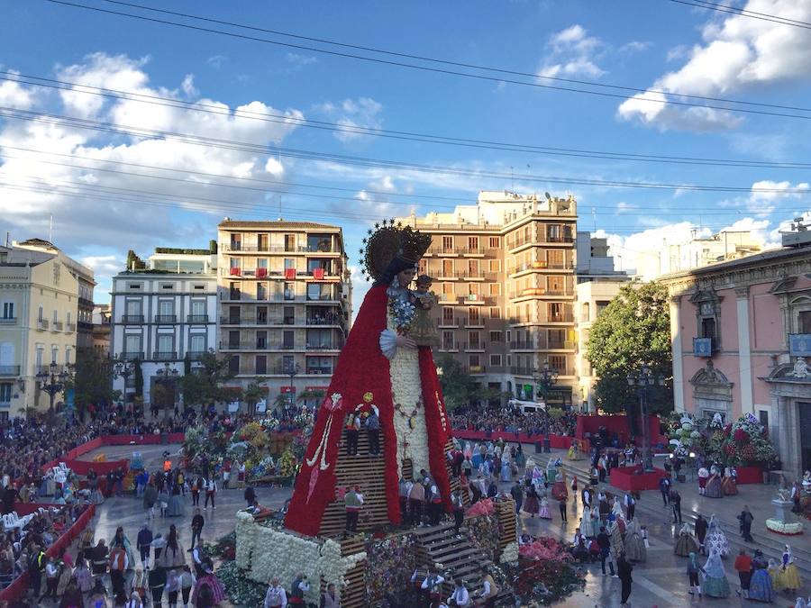 Fotos: Segundo día de la Ofrenda de flores a la Virgen de los Desamparados