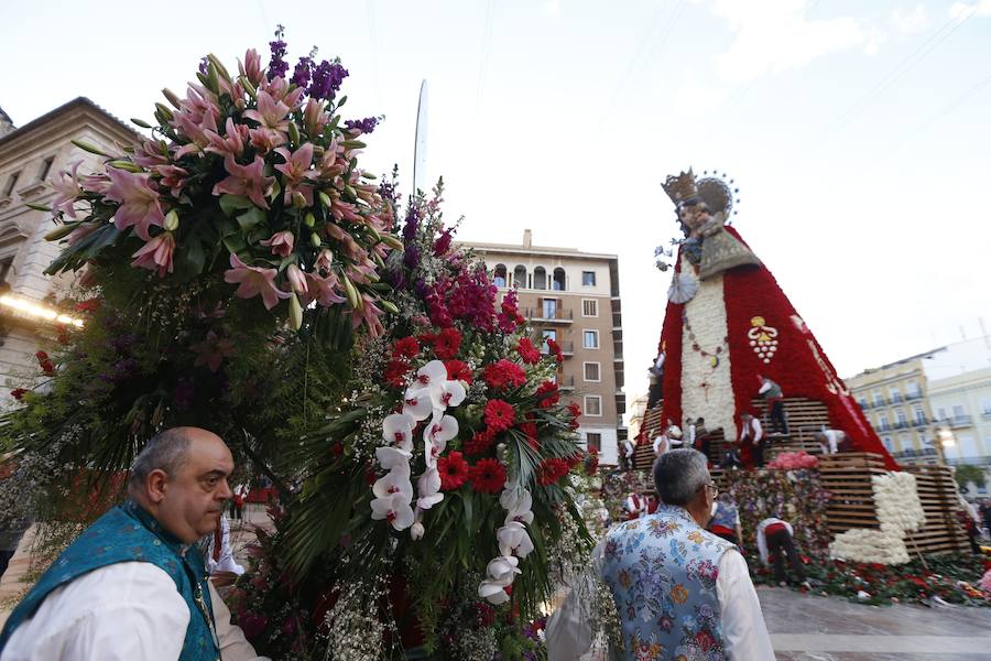 Fotos: Segundo día de la Ofrenda de flores a la Virgen de los Desamparados