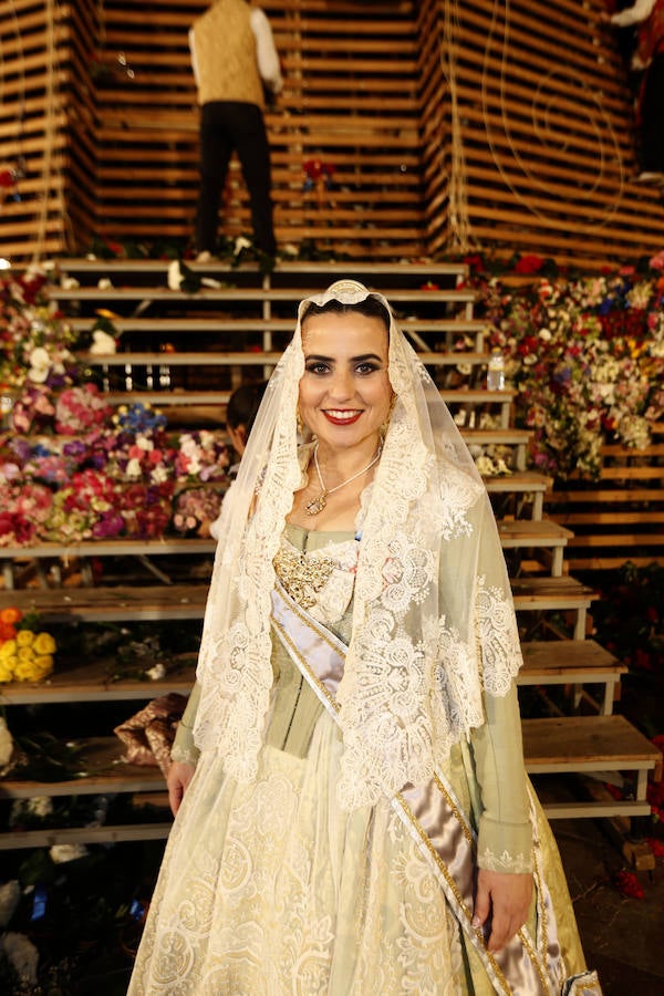 La Ofrenda de flores a la Virgen de los Desamparados se convierte en la concentración más multitudinaria de falleros al participar todas las comisiones pertenecientes a Junta Central Fallera, además de las casas regionales presentes en Valencia, así como Juntas Locales Falleras de municipios de la Comunitat Valenciana.