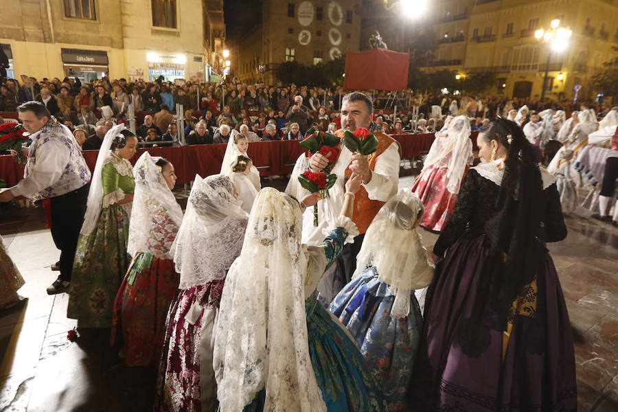 La Ofrenda de flores a la Virgen de los Desamparados se convierte en la concentración más multitudinaria de falleros al participar todas las comisiones pertenecientes a Junta Central Fallera, además de las casas regionales presentes en Valencia, así como Juntas Locales Falleras de municipios de la Comunitat Valenciana.