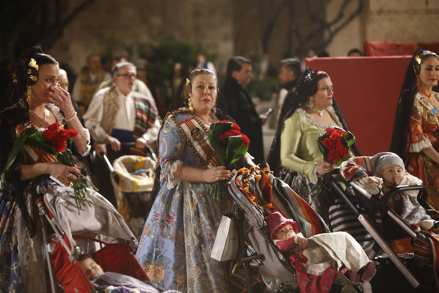 La Ofrenda de flores a la Virgen de los Desamparados se convierte en la concentración más multitudinaria de falleros al participar todas las comisiones pertenecientes a Junta Central Fallera, además de las casas regionales presentes en Valencia, así como Juntas Locales Falleras de municipios de la Comunitat Valenciana.