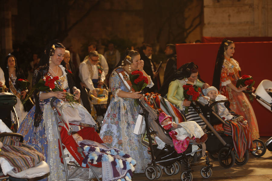 La Ofrenda de flores a la Virgen de los Desamparados se convierte en la concentración más multitudinaria de falleros al participar todas las comisiones pertenecientes a Junta Central Fallera, además de las casas regionales presentes en Valencia, así como Juntas Locales Falleras de municipios de la Comunitat Valenciana.