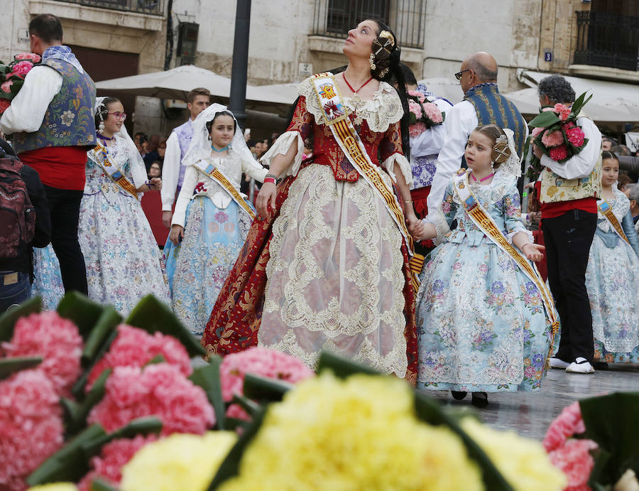 La Ofrenda de flores a la Virgen de los Desamparados se convierte en la concentración más multitudinaria de falleros al participar todas las comisiones pertenecientes a Junta Central Fallera, además de las casas regionales presentes en Valencia, así como Juntas Locales Falleras de municipios de la Comunitat Valenciana.