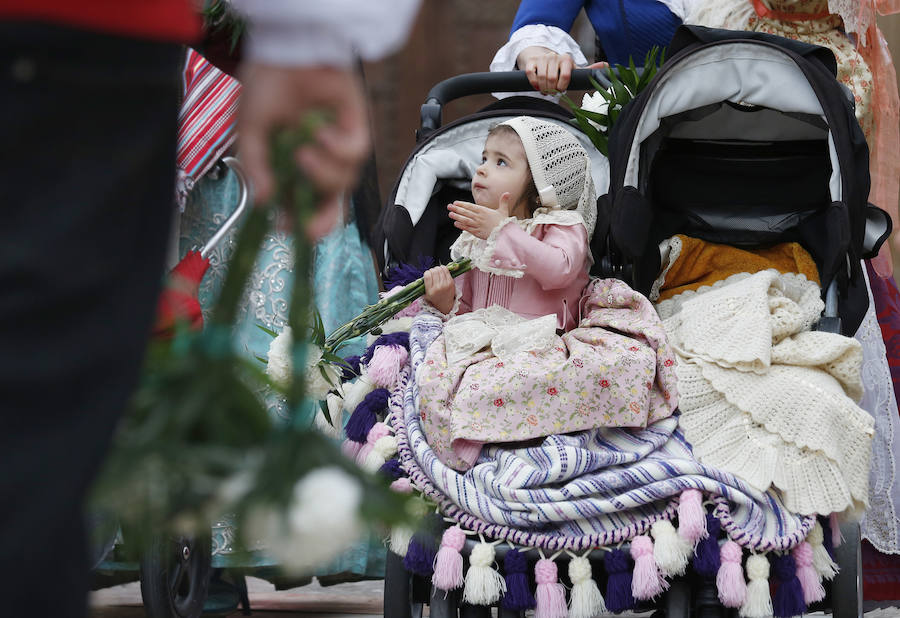 La Ofrenda de flores a la Virgen de los Desamparados se convierte en la concentración más multitudinaria de falleros al participar todas las comisiones pertenecientes a Junta Central Fallera, además de las casas regionales presentes en Valencia, así como Juntas Locales Falleras de municipios de la Comunitat Valenciana.