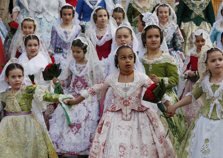 La Ofrenda de flores a la Virgen de los Desamparados se convierte en la concentración más multitudinaria de falleros al participar todas las comisiones pertenecientes a Junta Central Fallera, además de las casas regionales presentes en Valencia, así como Juntas Locales Falleras de municipios de la Comunitat Valenciana.