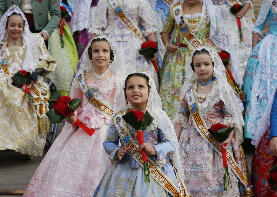 La Ofrenda de flores a la Virgen de los Desamparados se convierte en la concentración más multitudinaria de falleros al participar todas las comisiones pertenecientes a Junta Central Fallera, además de las casas regionales presentes en Valencia, así como Juntas Locales Falleras de municipios de la Comunitat Valenciana.