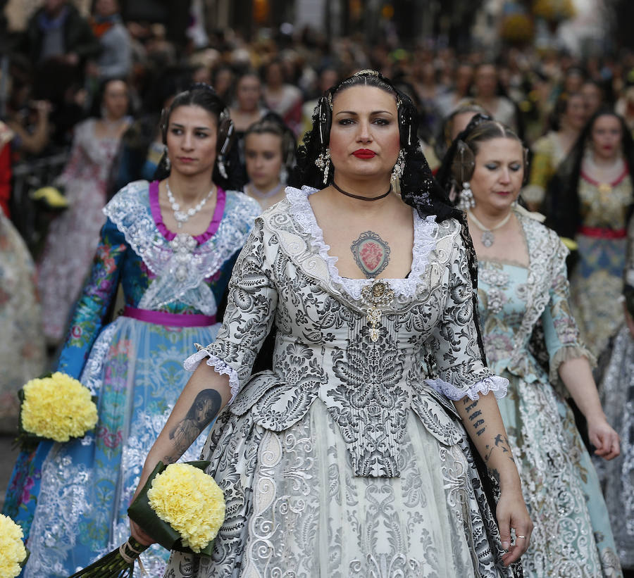 La Ofrenda de flores a la Virgen de los Desamparados se convierte en la concentración más multitudinaria de falleros al participar todas las comisiones pertenecientes a Junta Central Fallera, además de las casas regionales presentes en Valencia, así como Juntas Locales Falleras de municipios de la Comunitat Valenciana.