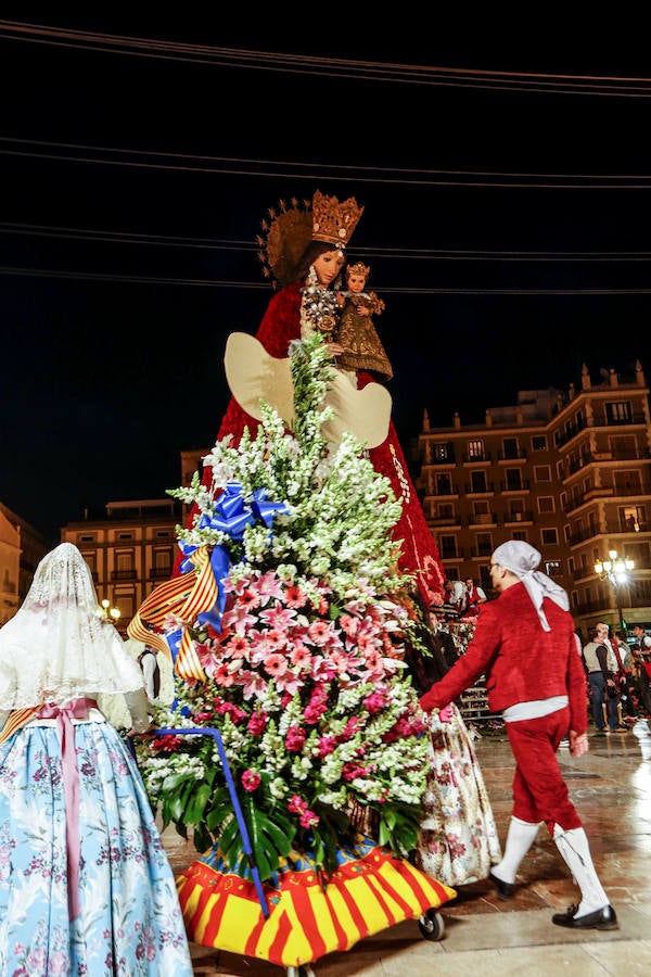 Fotos: Segundo día de la Ofrenda de flores a la Virgen de los Desamparados