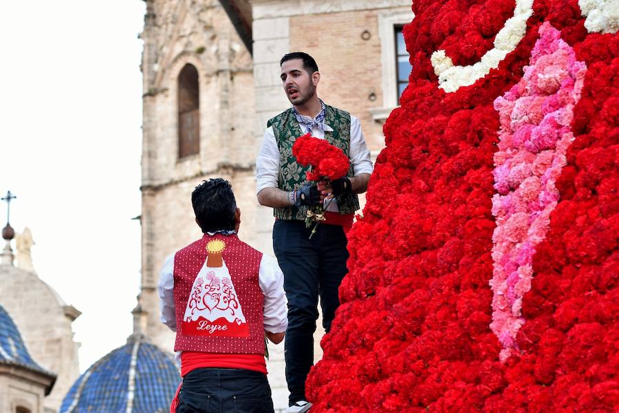 Fotos: Los rostros de la segunda jornada de la Ofrenda de flores a la Virgen de los Desamparados