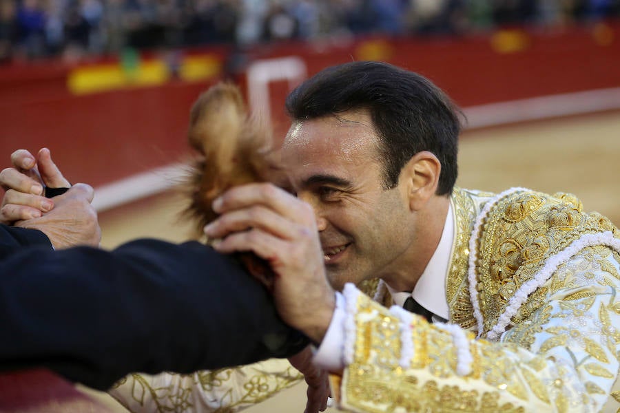 Fotos: Enrique Ponce y López Simón, salen a hombros de la plaza de Toros de Valencia en las Fallas 2018