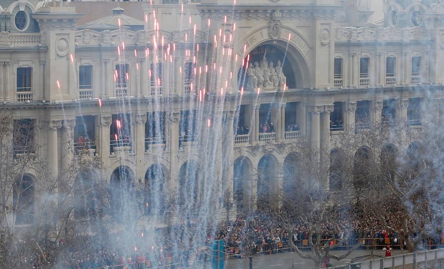 La pirotecnia de Burriana ofrece un disparo contundente e intenso marcado por el viento registrado en el centro de Valencia