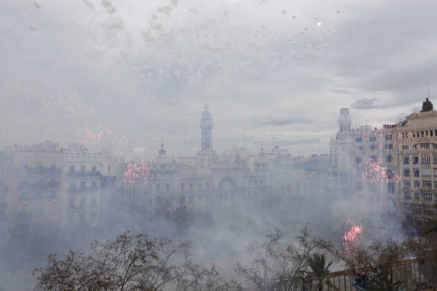 La pirotecnia de Burriana ofrece un disparo contundente e intenso marcado por el viento registrado en el centro de Valencia