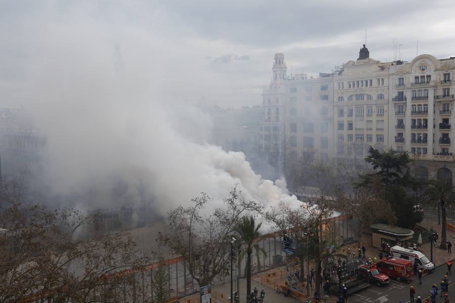 La pirotecnia de Burriana ofrece un disparo contundente e intenso marcado por el viento registrado en el centro de Valencia