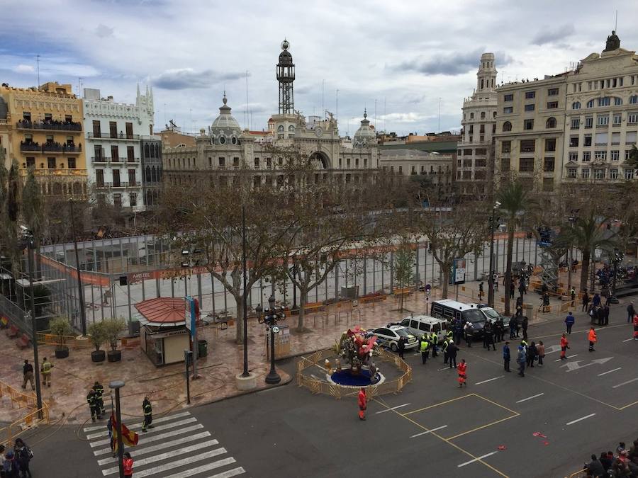 La pirotecnia de Burriana ofrece un disparo contundente e intenso marcado por el viento registrado en el centro de Valencia