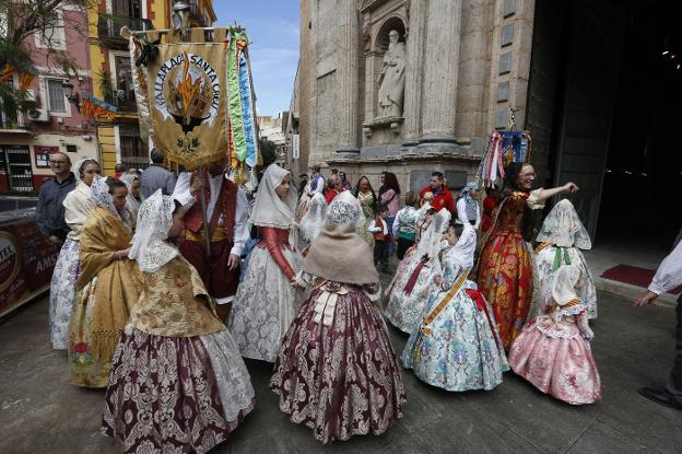 Concentración de falleros de la comisión
plaza de la Santa Cruz, en el barrio del
Carmen. 