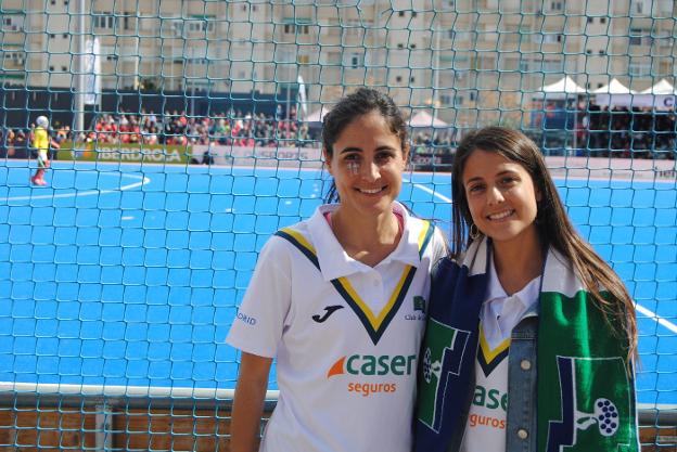 Amparo y Elisa, en el Polideportivo Virgen del Carmen-Beteró. 