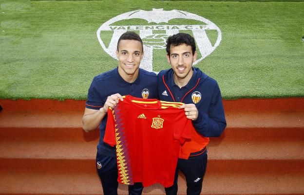 Rodrigo y Parejo, con la camiseta. 