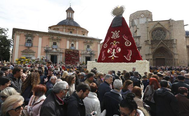 La plaza de la Virgen llena durante la mañana del 19 de marzo.