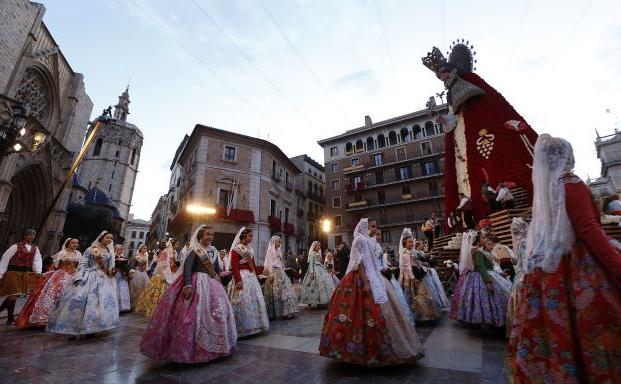 Falleros participando en la Ofrenda de flores a la Virgen de los Desamparados en las Fallas 2018. 