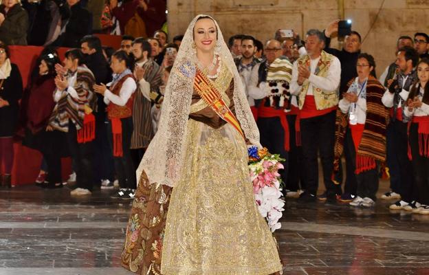 Rocío Gil, fallera mayor de Valencia, cierra la Ofrenda de flores a la Virgen de los Desamparados.