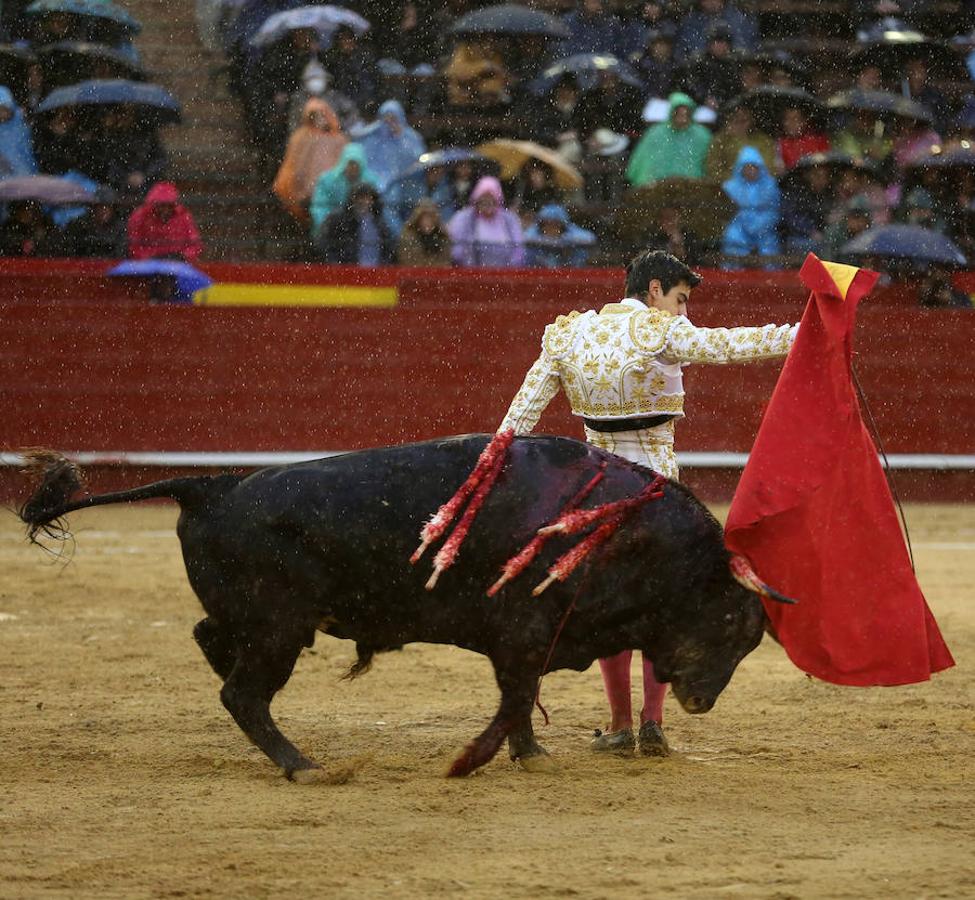 El joven matador venezolano Jesús Enrique Colombo cortó la única oreja concedida en la corrida que cerró este lunes la feria de Fallas, celebrada bajo un aguacero y en la que los fallos con la espada dejaron sin premio dos buenas y templadas faenas de los extremeños Antonio Ferrera y Ginés Marín.