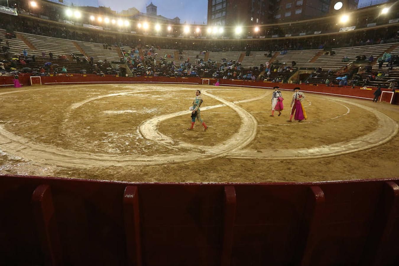 El joven matador venezolano Jesús Enrique Colombo cortó la única oreja concedida en la corrida que cerró este lunes la feria de Fallas, celebrada bajo un aguacero y en la que los fallos con la espada dejaron sin premio dos buenas y templadas faenas de los extremeños Antonio Ferrera y Ginés Marín.