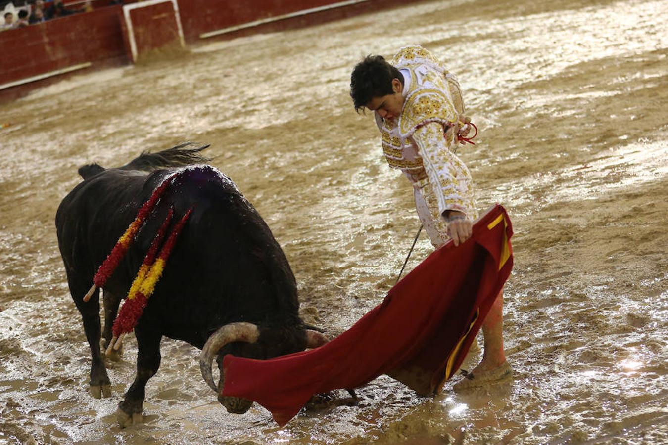 El joven matador venezolano Jesús Enrique Colombo cortó la única oreja concedida en la corrida que cerró este lunes la feria de Fallas, celebrada bajo un aguacero y en la que los fallos con la espada dejaron sin premio dos buenas y templadas faenas de los extremeños Antonio Ferrera y Ginés Marín.