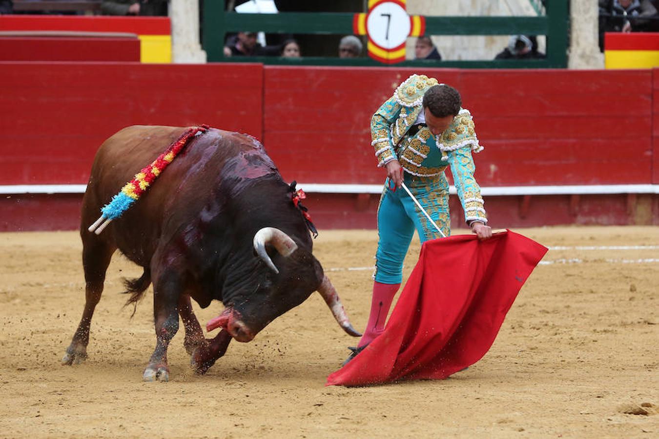 El joven matador venezolano Jesús Enrique Colombo cortó la única oreja concedida en la corrida que cerró este lunes la feria de Fallas, celebrada bajo un aguacero y en la que los fallos con la espada dejaron sin premio dos buenas y templadas faenas de los extremeños Antonio Ferrera y Ginés Marín.