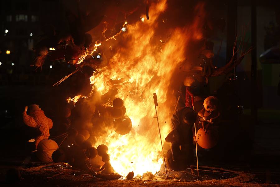 Fotos: Cremà de la falla infantil municipal de las Fallas 2018