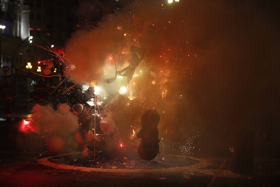 Fotos: Cremà de la falla infantil municipal de las Fallas 2018