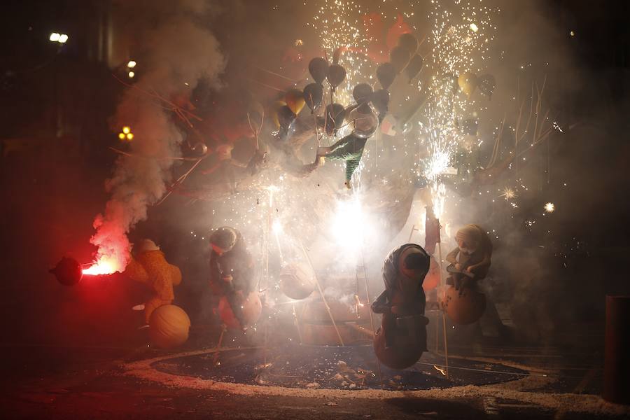 Fotos: Cremà de la falla infantil municipal de las Fallas 2018