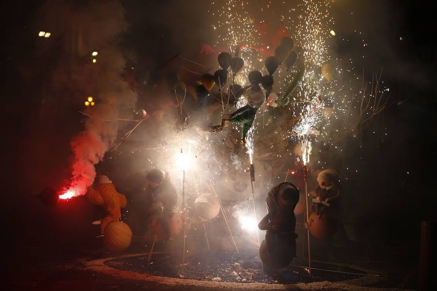 Fotos: Cremà de la falla infantil municipal de las Fallas 2018