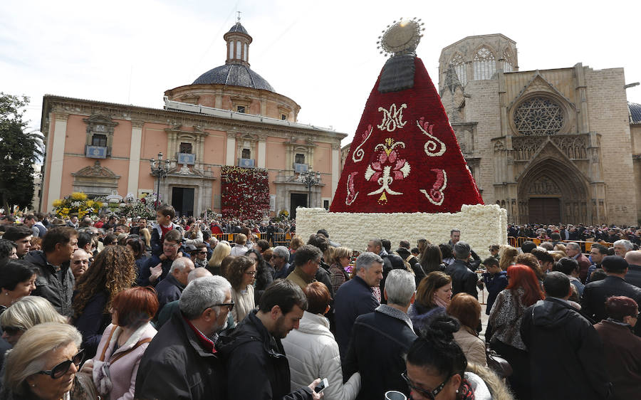 Miles de personas se acercan a la plaza de la Virgen para contemplar el trabajo realizado por los vestidores tras dos jornadas de devoción fallera en Valencia.