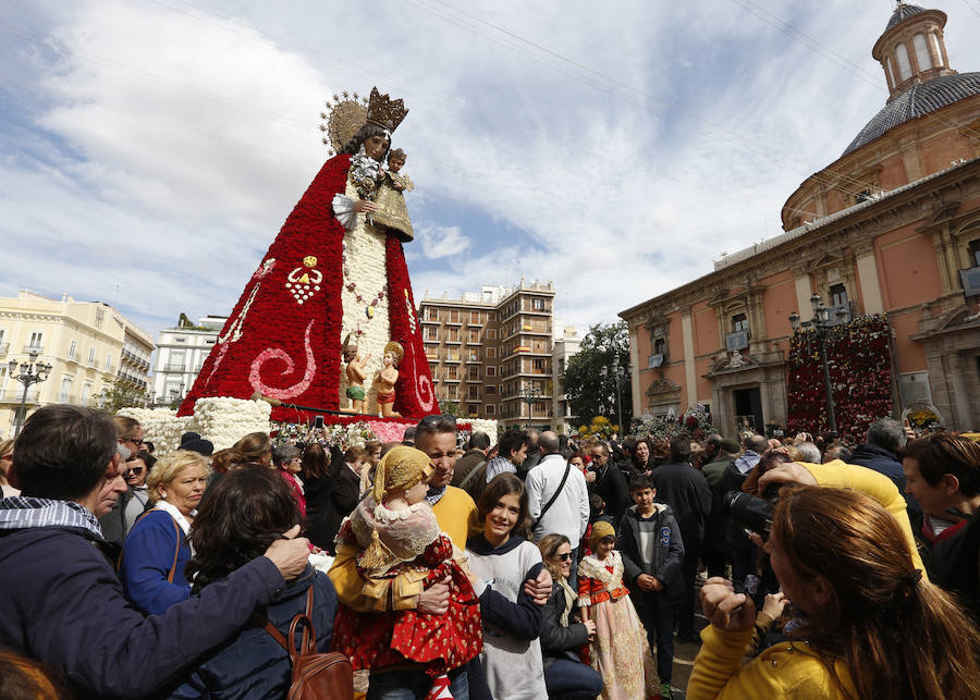 Miles de personas se acercan a la plaza de la Virgen para contemplar el trabajo realizado por los vestidores tras dos jornadas de devoción fallera en Valencia.