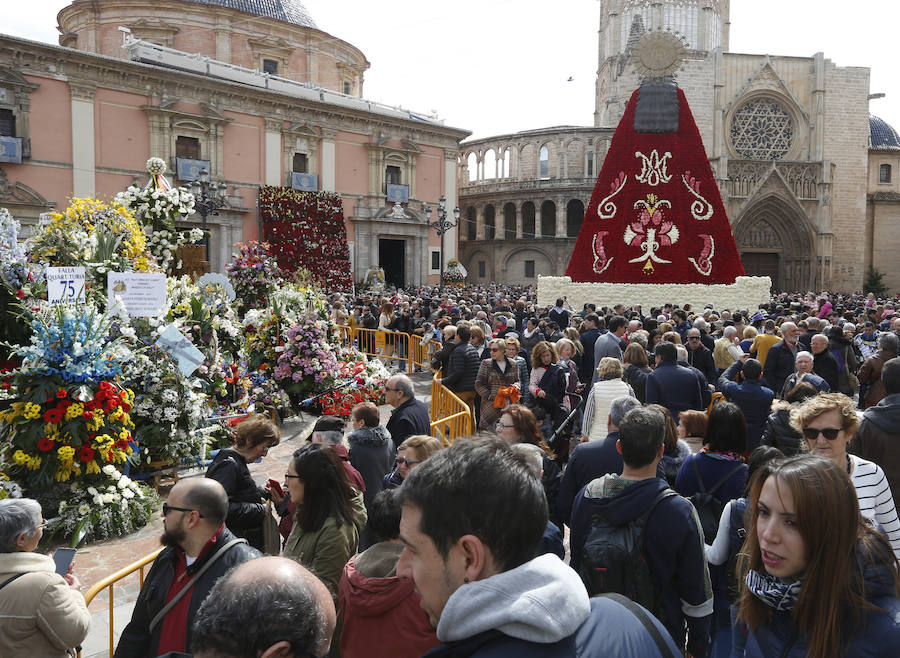 Miles de personas se acercan a la plaza de la Virgen para contemplar el trabajo realizado por los vestidores tras dos jornadas de devoción fallera en Valencia.