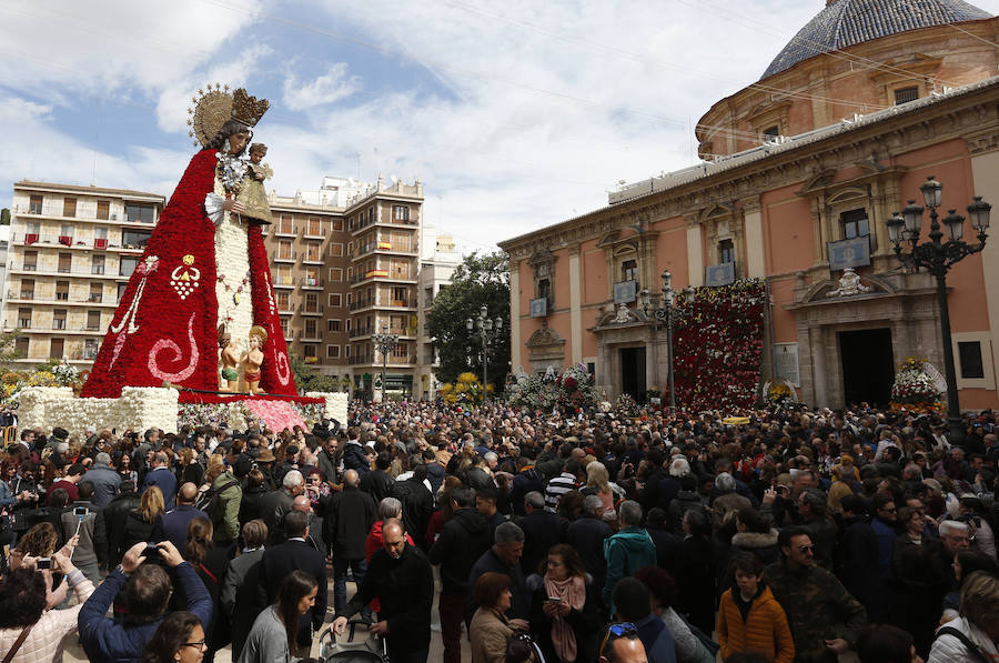 Miles de personas se acercan a la plaza de la Virgen para contemplar el trabajo realizado por los vestidores tras dos jornadas de devoción fallera en Valencia.