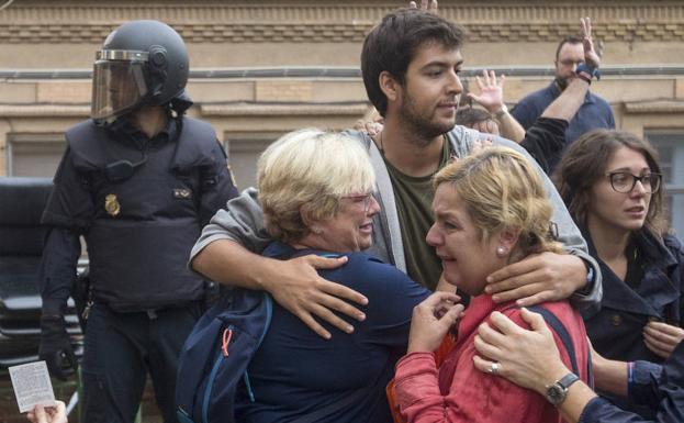 Dos mujeres lloran tras la actuación policial el 1-O.