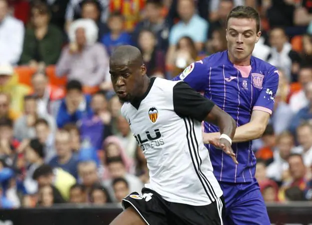 Kondogbia se va de Eraso, jugador del Leganés. 