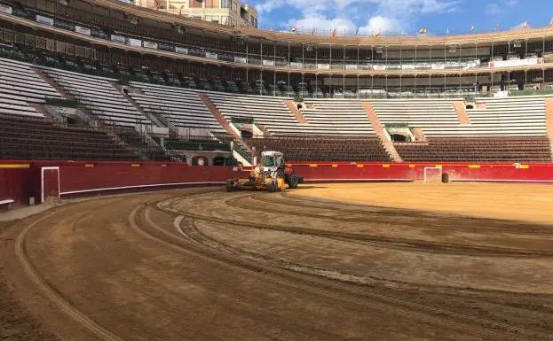Inicio de los trabajos en la plaza de toros de Valencia para albergar la Copa Davis de tenis.